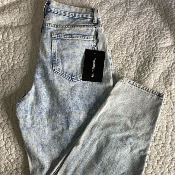 PrettyLittleThing Denim - PrettyLittleThing Mom Jeans